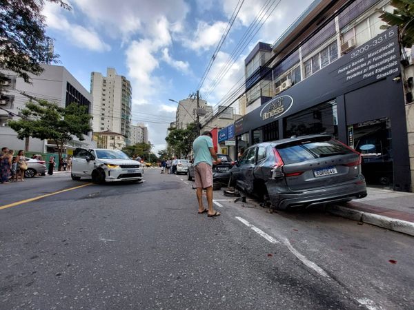 Acidente na Rua Aleixo Netto, em Vitória por Kaique Dias
