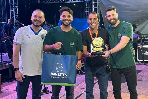 Representantes do Recanto Gastrobar, bar vencedor do Roda de Boteco 2023 