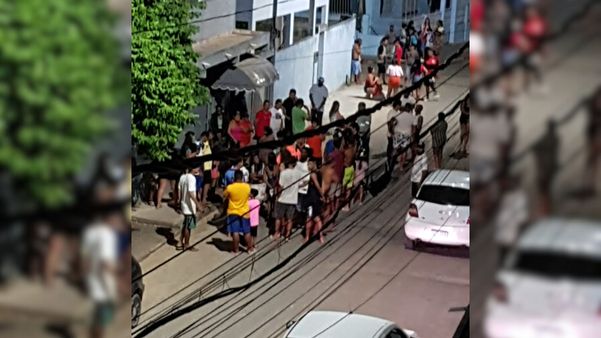 Um grupo de pessoas se aglomerou na rua onde o crime ocorreu, em Barra do Riacho, Aracruz