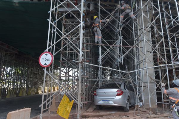 Carro foi parar dentro dos andaimes das obras do viaduto de Carapina, na Serra