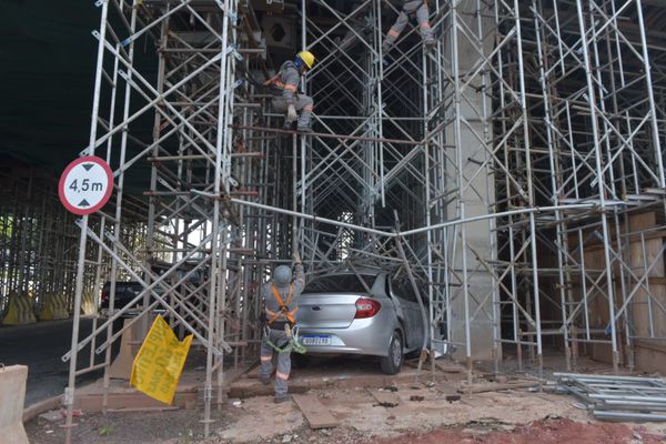 Carro foi parar dentro dos andaimes das obras do viaduto de Carapina, na Serra por Ricardo Medeiros
