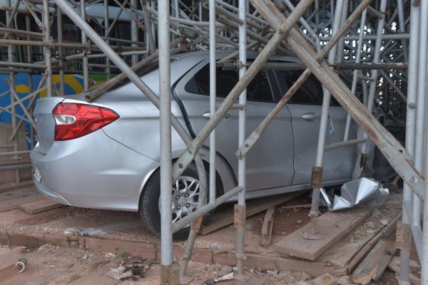 Carro foi parar dentro dos andaimes das obras do viaduto de Carapina, na Serra por Ricardo Medeiros