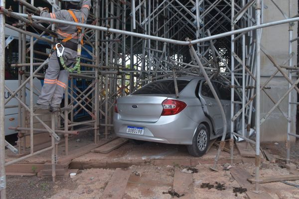 Carro foi parar dentro dos andaimes das obras do viaduto de Carapina, na Serra por Ricardo Medeiros