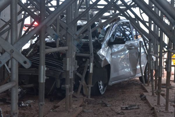 Carro foi parar dentro dos andaimes das obras do viaduto de Carapina, na Serra por Ricardo Medeiros