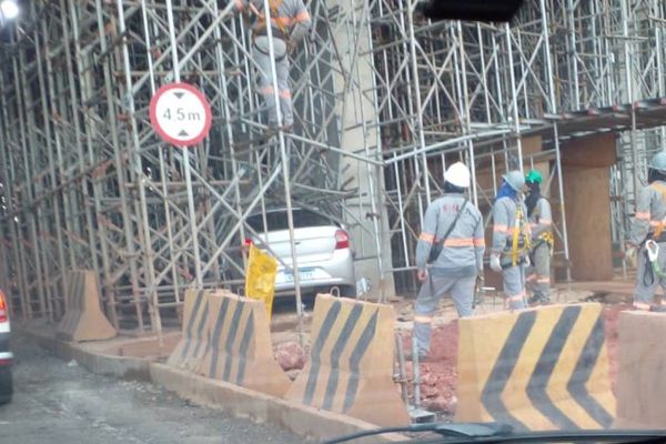 Carro vai parar dentro de andaimes em acidente na Serra por Leitor | A Gazeta