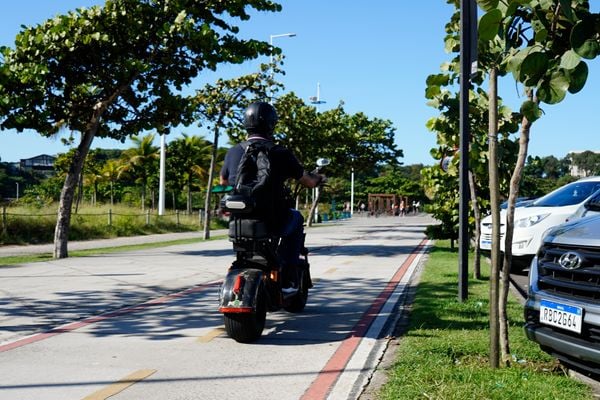 Pessoa de bicicleta na ciclovia em Camburi, Vitória