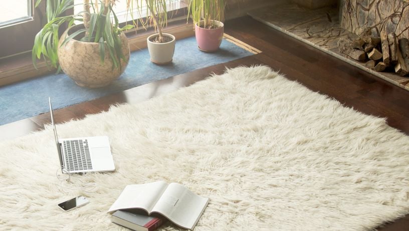 Vale investir em mantas decorativas, peças amadeiradas, folhagens e entre outros elementos que ajudem no aconchego. 