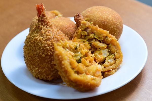 Coxinhas de frango e camarão da Bee na Praia do Canto