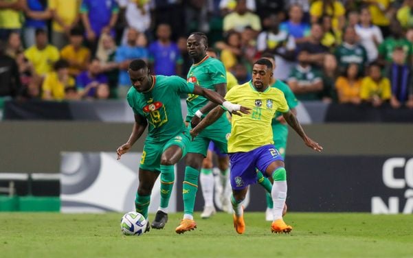 Malcom disputa bola com defensor senegalês
