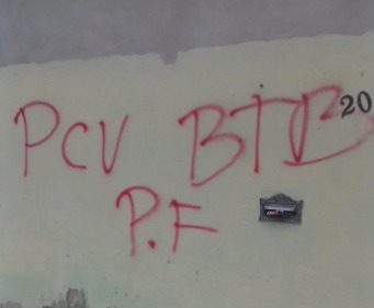 Pichações feitas no muro da casa do pai da vítima