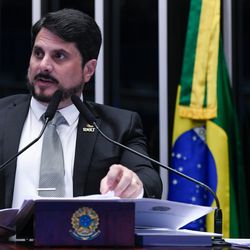 Novas restrições foram impostas pelo ministro Alexandre de Moraes, do STF, após o senador desembarcar em Brasília de uma viagem feita aos EUA sem autorização da Corte