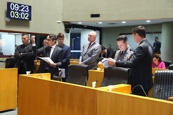 O deputado Vandinho Leite (PSDB) e outros parlamentares protestaram contra veto a texto que isentava templos religiosos da cobrança de taxa de esgoto