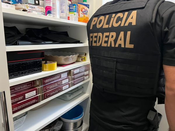 PF cumpre mandados em operação de combate ao contrabando de cigarros no ES por Divulgação | Polícia Federal