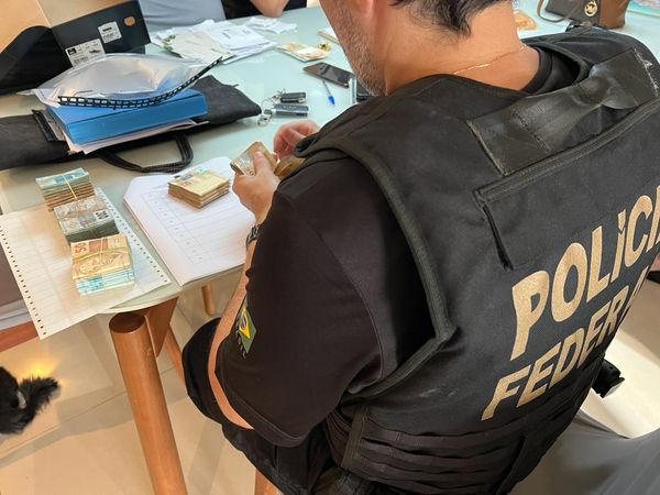 PF cumpre mandados em operação de combate ao contrabando de cigarros no ES por Divulgação | Polícia Federal
