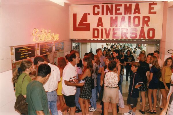  Cinema no Shopping Vitória - Fila para assistir o filme Titanic por Sergio Cardoso