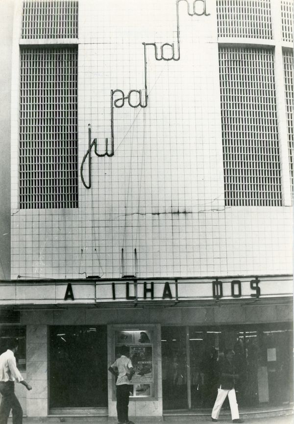 Cinema Juparanã, na avenida Jerônimo Monteiro, Centro de Vitória por Romero Mendonça