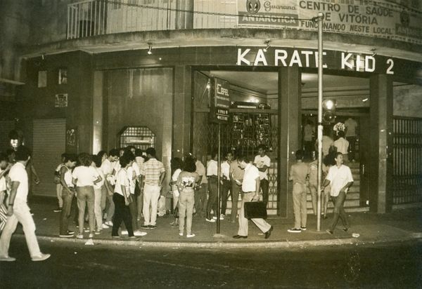 Movimento na porta do cine Santa Cecília, no Parque Moscoso  por Jose A Magnago