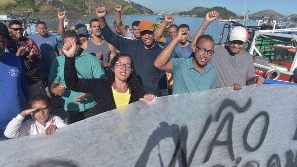 Pescadores de Vitória protestando contra uma lei que os proíbe de pescar na baía de Vitória, em Vitória