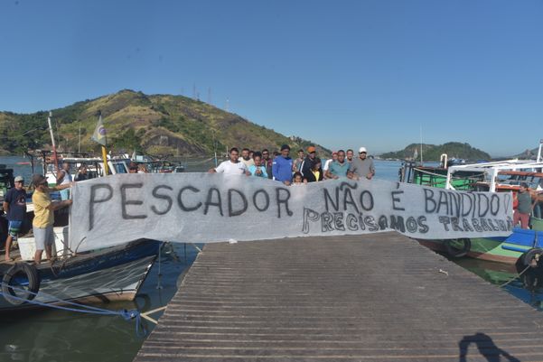 Pescadores de Vitória protestando contra uma lei que os proíbe de pescar na baía de Vitória, em Vitória