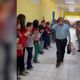 Imagem - Com 'corredor humano', alunos homenageiam professor que se aposentou em Ibatiba