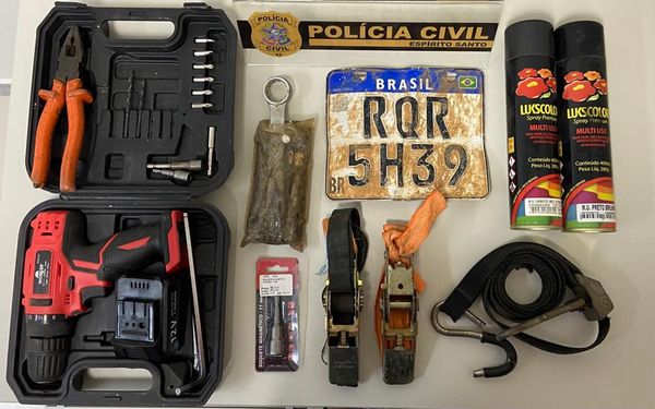 Alguns dos materiais apreendidos durante a prisão da dupla em Vila Valério
