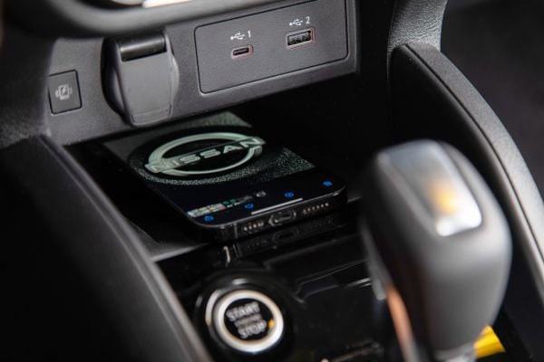 Carregador de indução está presente na versão topo de linha por Nissan/Divulgação