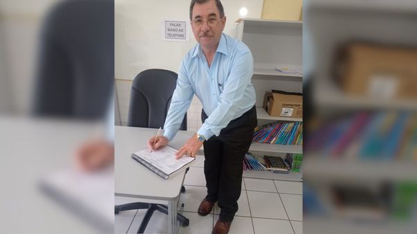 Com 'corredor humano', alunos homenageiam professor que se aposentou em Ibatiba