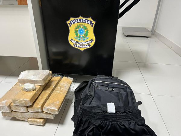Droga e dinheiro foram encontrados em duas bolsas de passageiro em Brejetuba