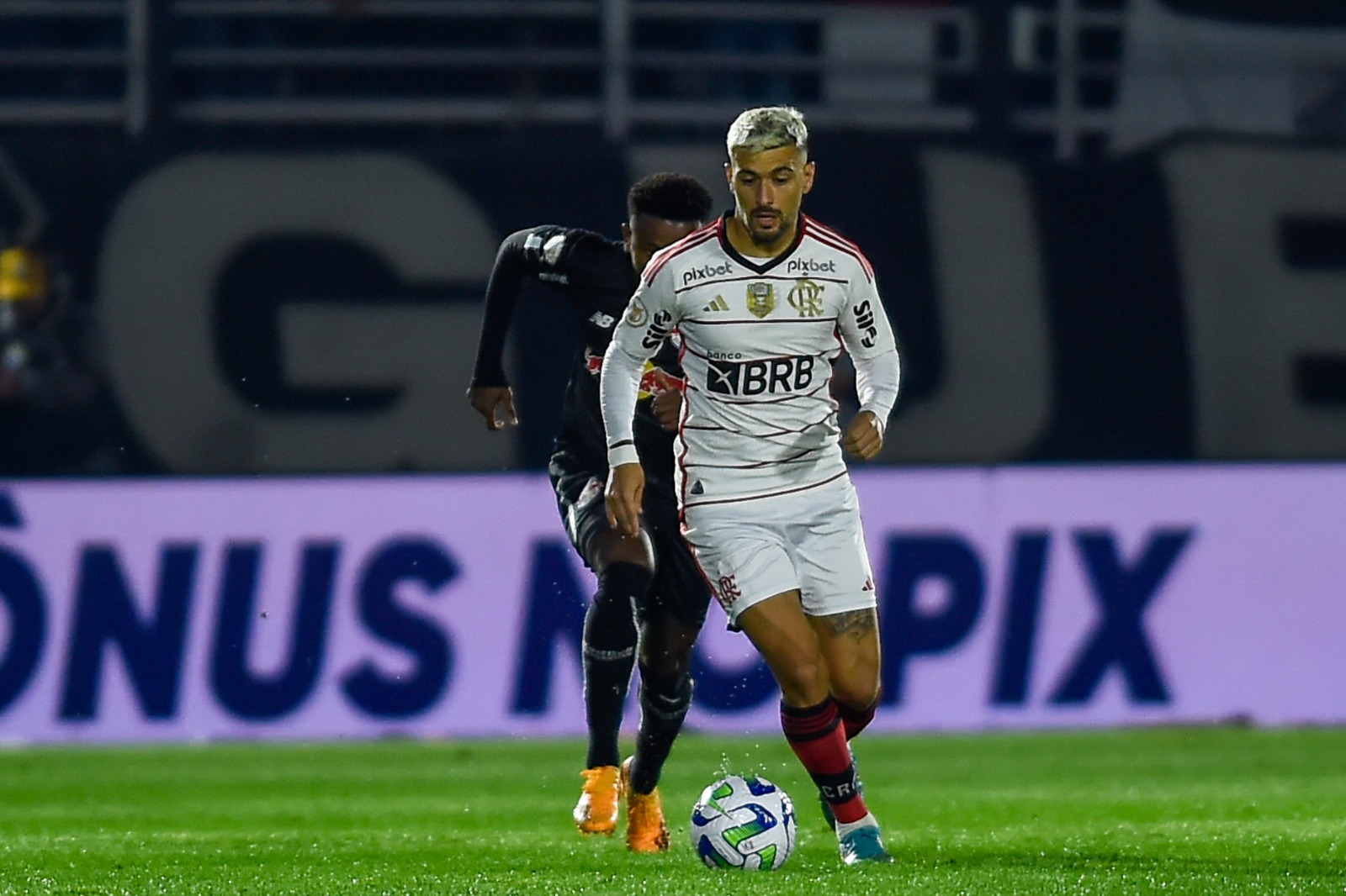 Bragantino dá show, goleia Flamengo e quebra sequência de Sampaoli