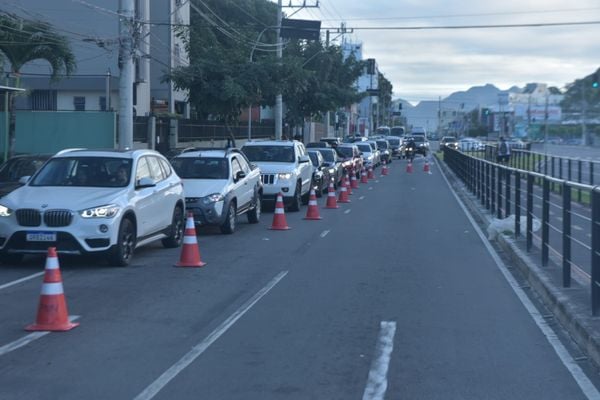 Leitão da Silva tem trânsito intenso após problema com semáforo em Vitória por Ricardo Medeiros