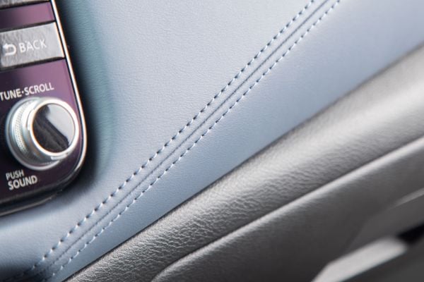 Materiais suaves ao toque no revestimento interior por Nissan/Divulgação
