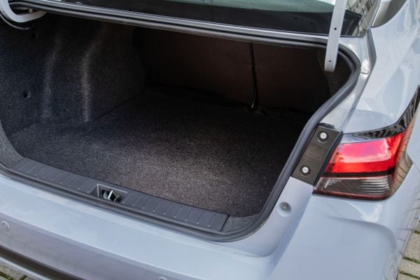 Porta-malas tem capacidade de 482 litros por Nissan/Divulgação
