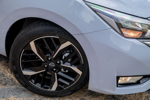 Todas as versões vêm equipadas com rodas de liga leve por Nissan/Divulgação