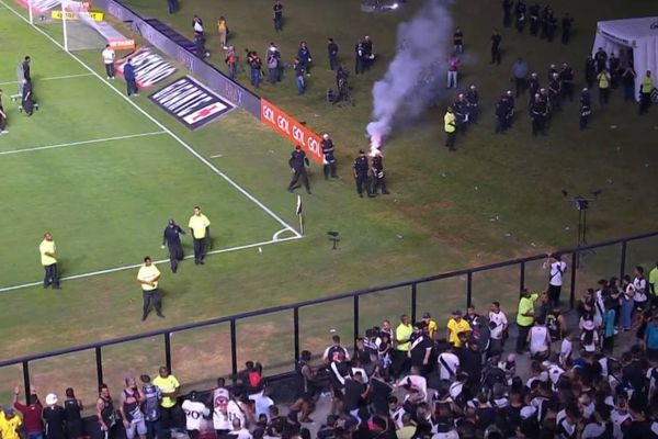 Torcedores do Vasco jogam sinalizadores em campo após derrota em São Januário