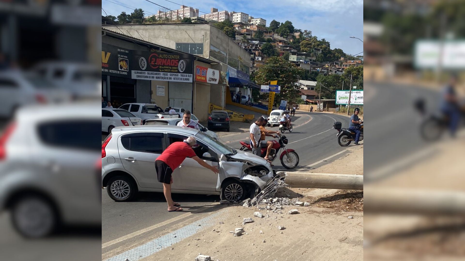 A Gazeta Motorista Bate Carro E Poste Cai Em Avenida De Cachoeiro Veja Vídeo 7231