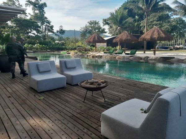 Secretaria de Meio Ambiente de Mangaratiba, no Rio de Janeiro, interdita lago e aplica multa em residência de Neymar