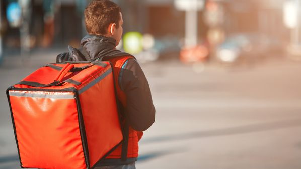 Com um mínimo de tecnologia, um smartphone e uma bicicleta surrada, o jovem pode ganhar algum dinheiro sem se expor aos riscos inerentes ao crime (violência, prisão, morte), sem precisar se vincular a gangues ou ao crime organizado