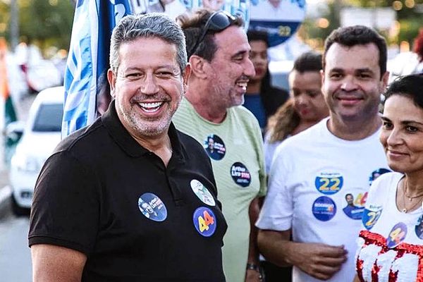 Arthur Lira e seu assessor Luciano Cavalcante (de branco) em evento em Alagoas em outubro de 2022 