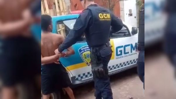 Homem é preso após agredir ex esposa na frente dos filhos em Cachoeiro