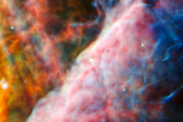 No centro desta imagem registrada pelo James Webb, está um sistema estelar jovem