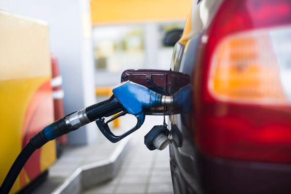 Os postos de gasolina fornecem combustíveis para diferentes veículos