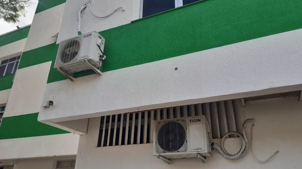 Prédio da reitoria do Ifes, em Santa Lúcia, foi atingido por balas perdidas