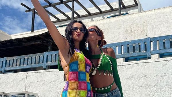 Anitta compartilha clique ao lado de Juliette, durante viagem pela Grécia