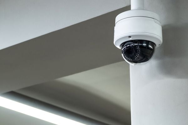 As empresas de vigilância desempenham um papel essencial ao garantir a proteção do patrimônio de seus clientes