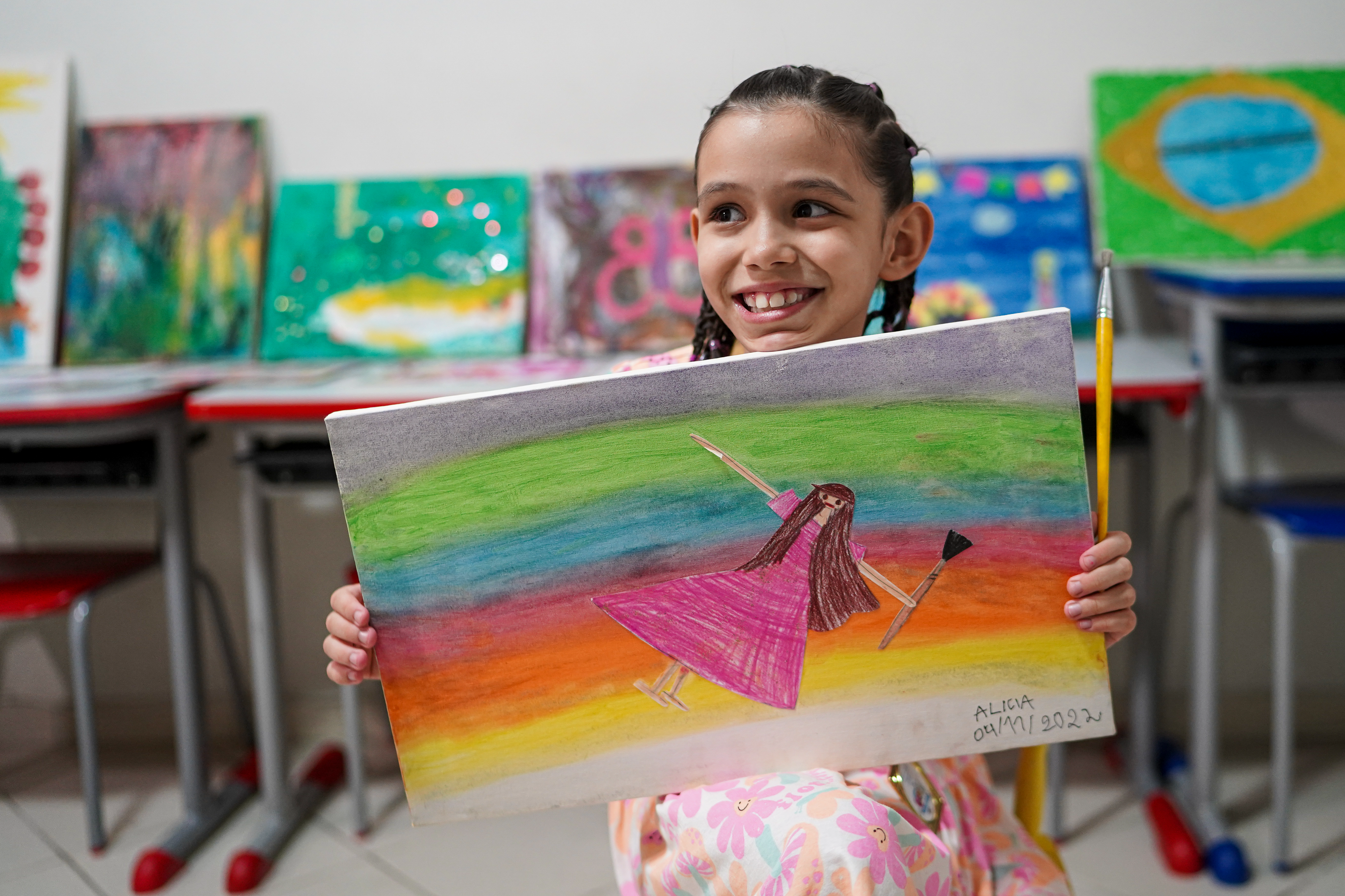 Pequena Alicia Miyuki, de oito anos, recebeu uma condecoração pelo quadro 'Liberdade da Alma' (em destaque), na categoria Prêmio Revelação