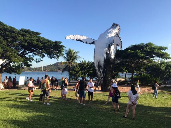 O Salto: réplica gigante do salta de uma baleia jubarte