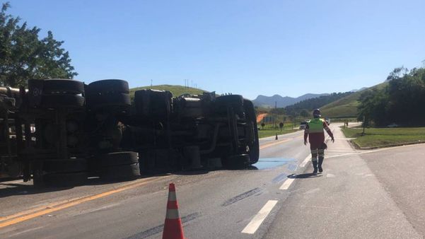 Carreta tomba na BR 101 e via fica parcialmente interditada em Mimoso do Sul por Divulgação/PRF