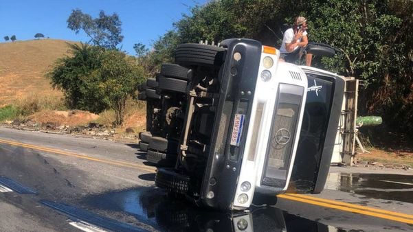 Carreta tomba na BR 101 e via fica parcialmente interditada em Mimoso do Sul por Divulgação/PRF