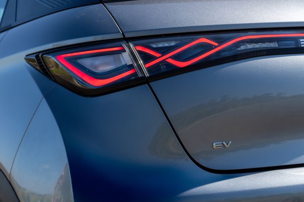 Detalhe das lanternas traseiras em LED por BYD/Divulgação