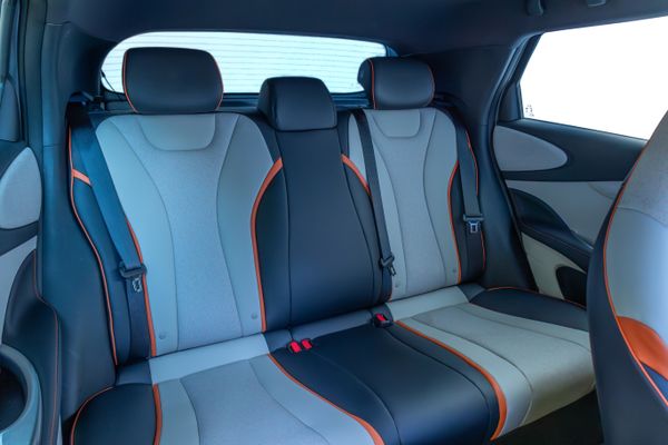 Detalhe do revestimento dos assentos traseiros por BYD/Divulgação